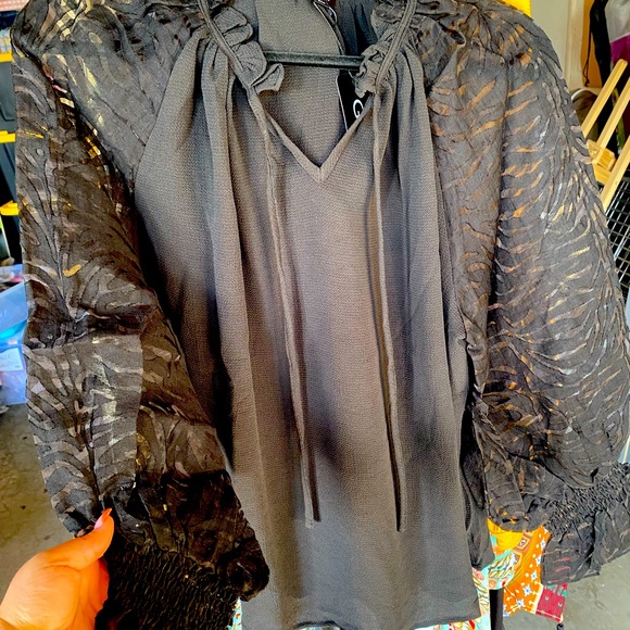 Black blouse with balloon style sleeves in cheetah. Can size down - Picture 1 of 1